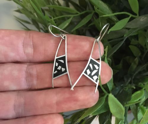 Zilveren oorhangers met zwart koud emaillen en zilver mozaïek van Karen Klein edelsmid