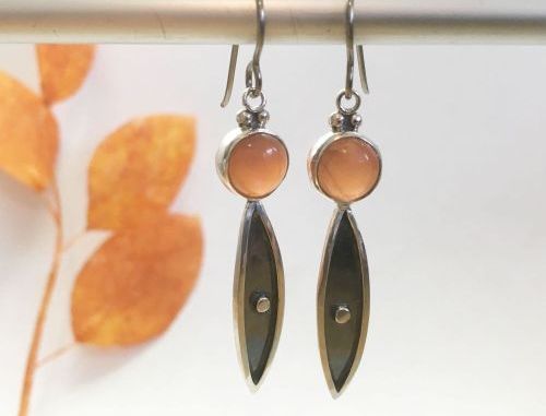 Zilveren oorhangers roze maansteen van Karen Klein edelsmid