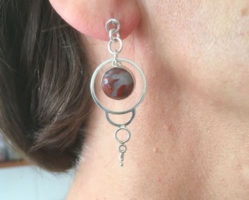 Zilveren oorhangers met rode mos agaat handgemaakt door Karen Klein edelsmid