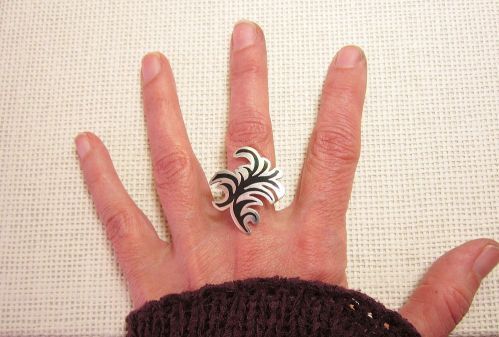 Zilver ring zwart koud-emaille bladvorm varen van Karen Klein edelsmid