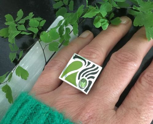 Zilveren  ring met peridoot en koud-emaille van Karen Klein edelsmid