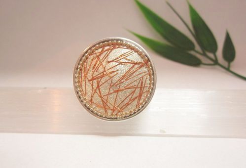 Zilveren ronde ring stro koper hars van Karen Klein edelsmid