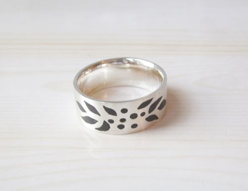 Zilveren ring zwarte blaadjes van Karen Klein edelsmid