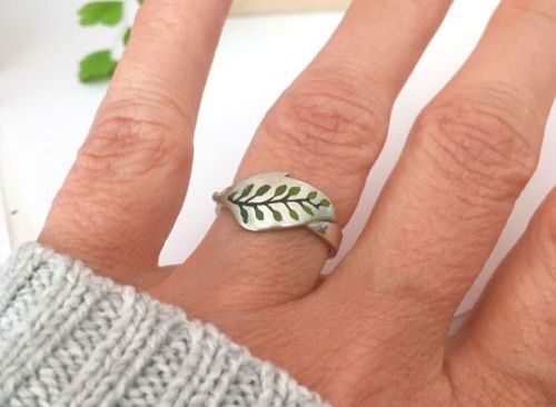 zilveren ring met zilver blaadje met groen koud emaille van Karen Klein edelsmid