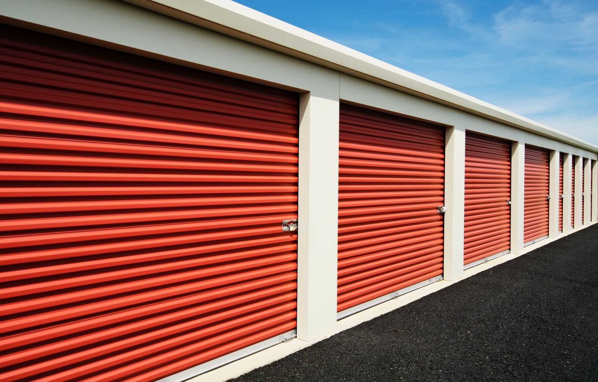 Picture of the exterior of a self-storage warehouse building with multiple units Picture of the exterior of a self-storage warehouse building with multiple units