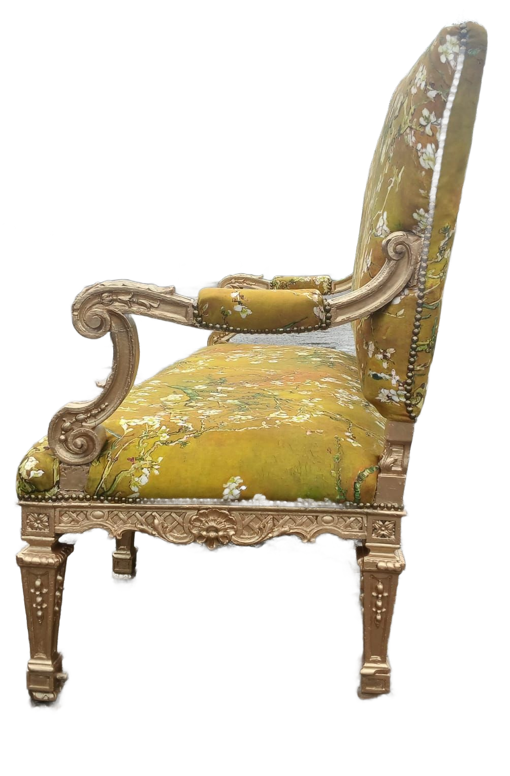 Antieke vergulde fauteuil met olijfgroene bekleding met bloemenmotief.