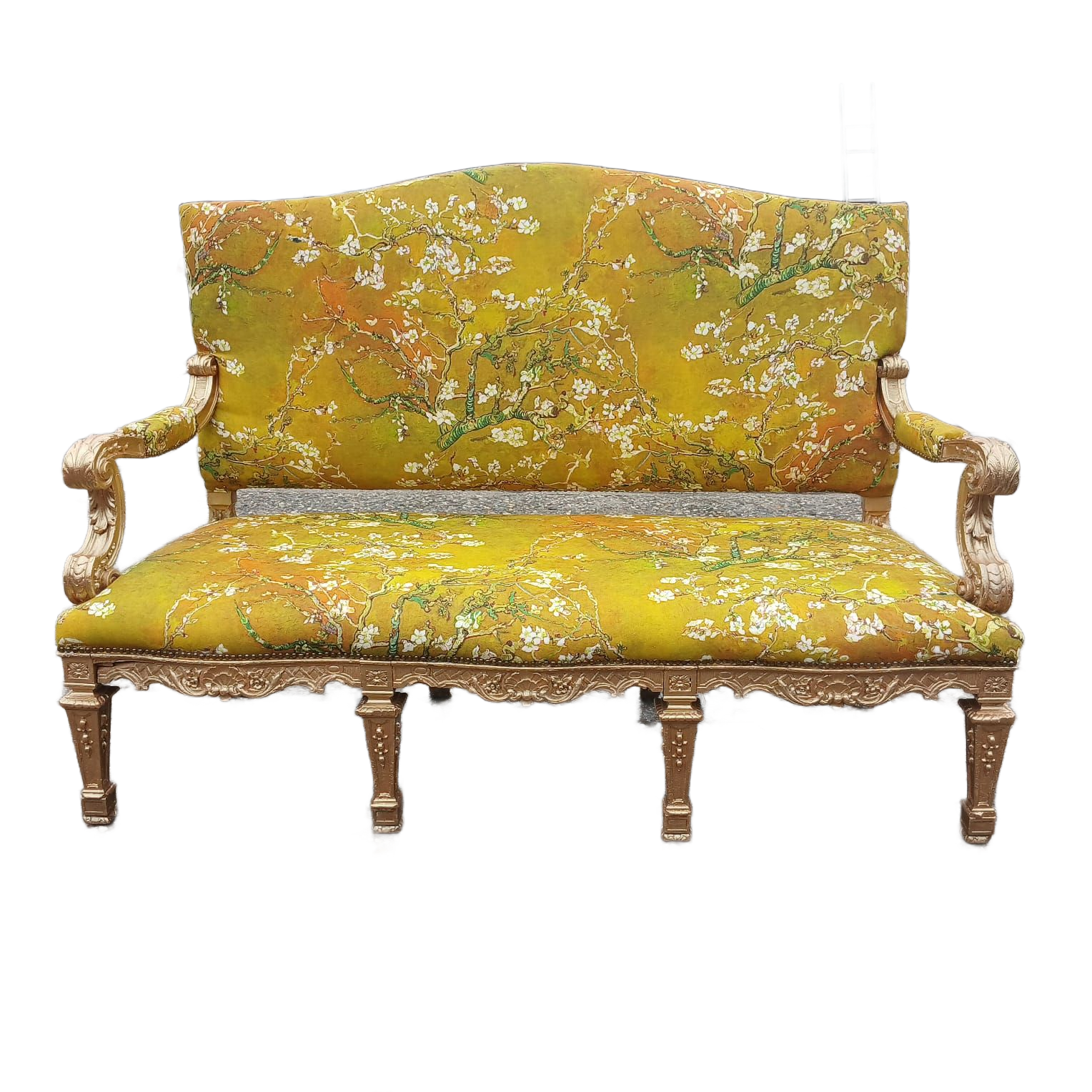 Tweezitsbank met gouden frame en bekleding in de kleur geel met bloemen; witte bloesems.