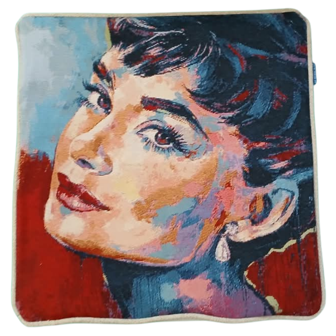 Schilderij van Audrey Hepburn die oorbellen draagt en rode lippenstift - rode achtergrond en met kleurrijke penseelstreken.
