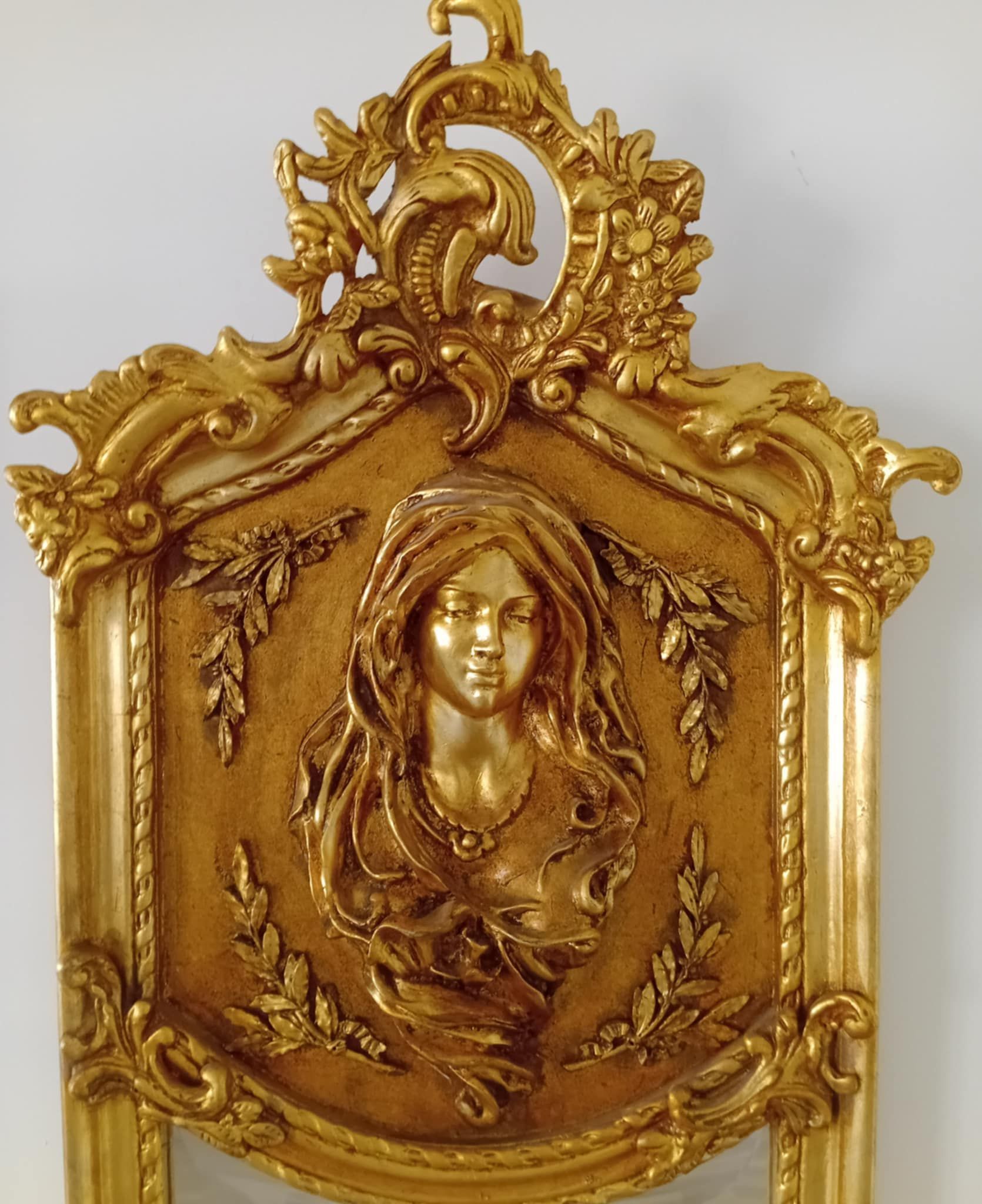 Een foto van een vrouw in een gouden lijst