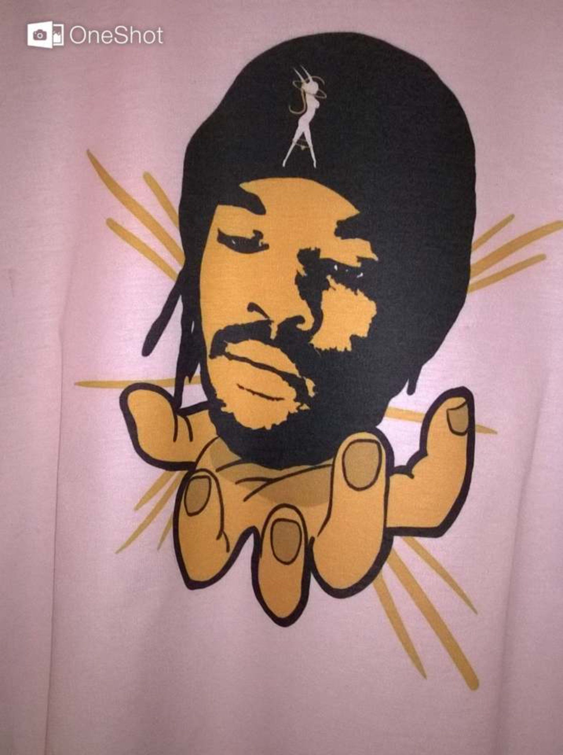 maglietta con stampa cantante rap