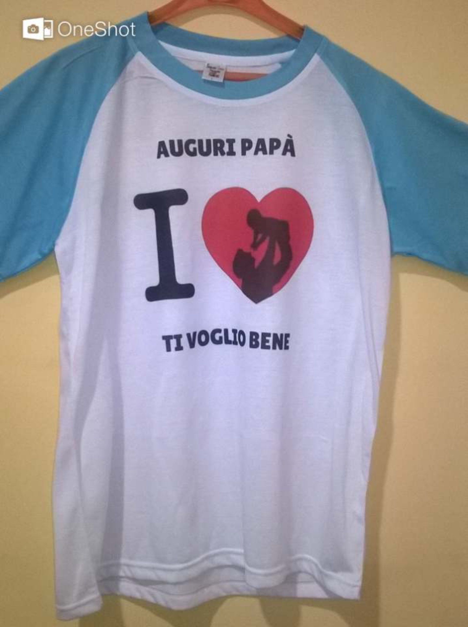 maglietta con scritta I love