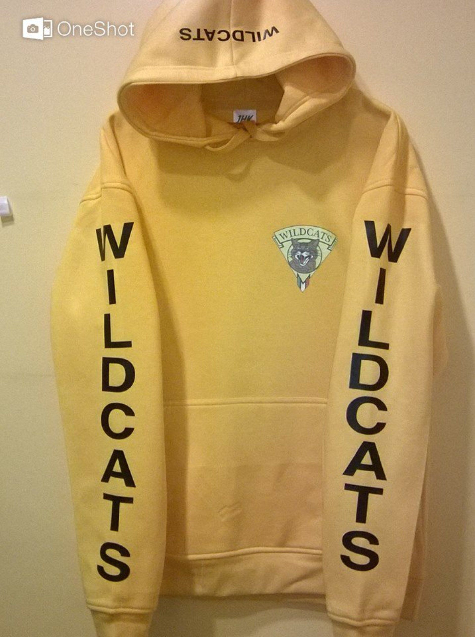 felpa con cappuccio e scritte