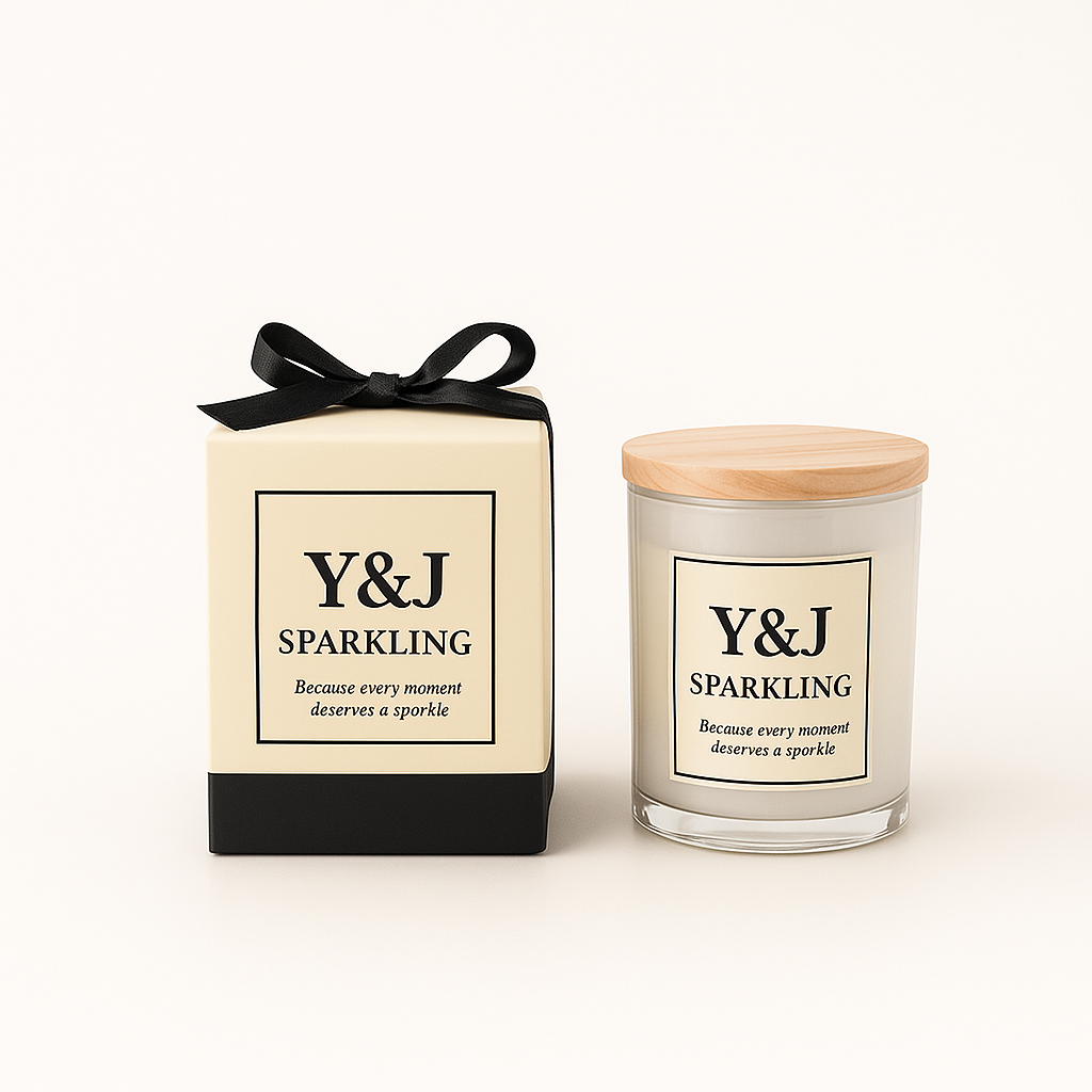 Kaars en doosje met zwart lint. Op het doosje en het etiket staat