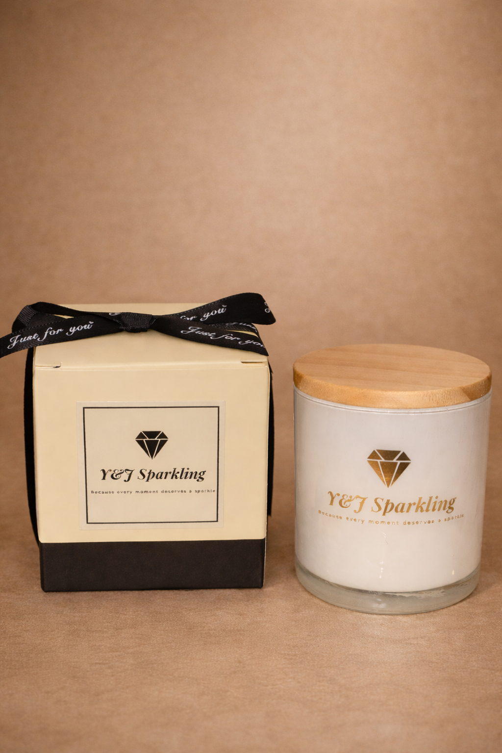 Een kaars in een witte glazen pot met houten deksel, naast een geschenkdoos,