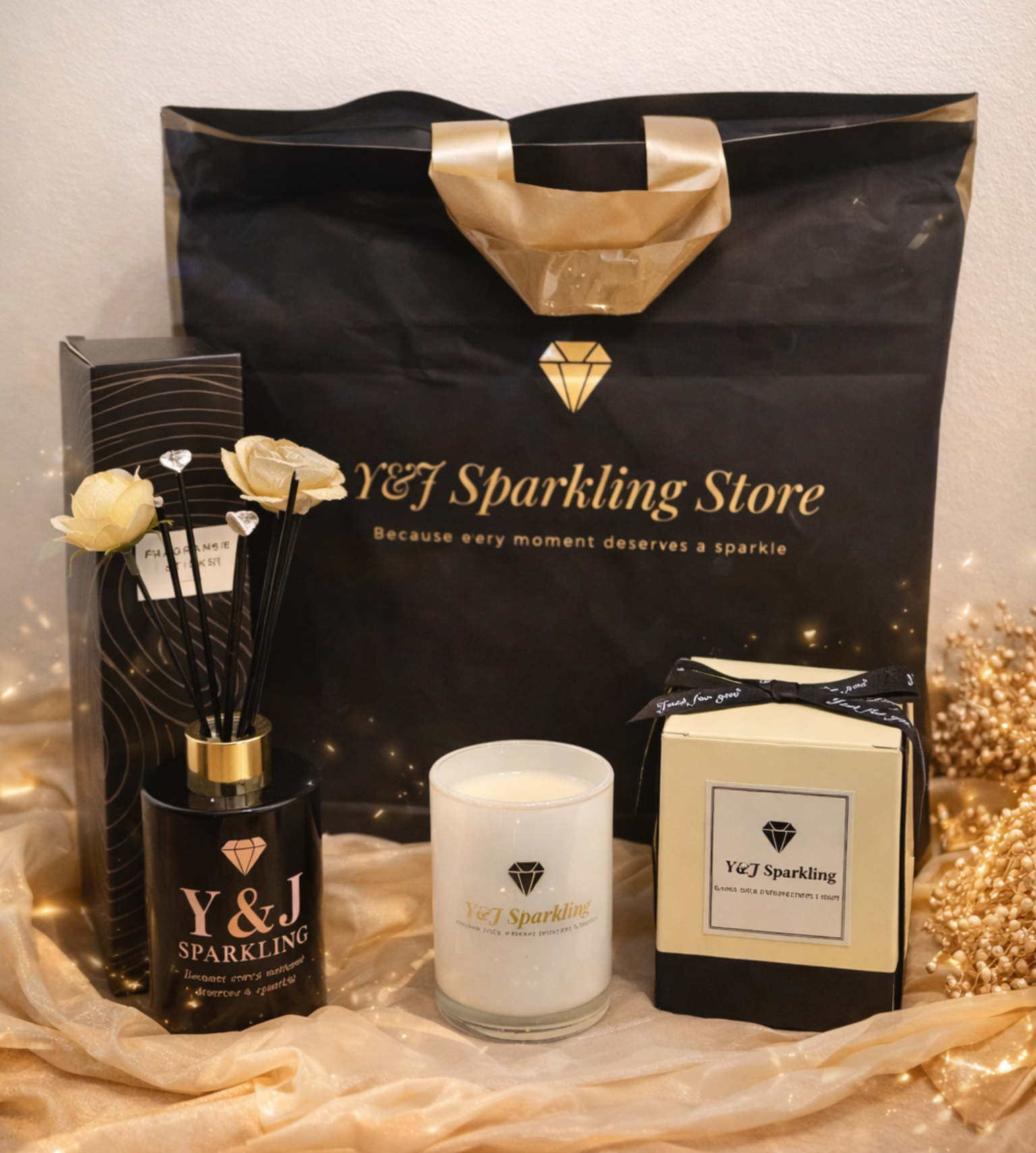 Cadeauset met producten van Y&J Sparkling Store: aromadiffuser, kaars en cadeautasje op een gouden doek.