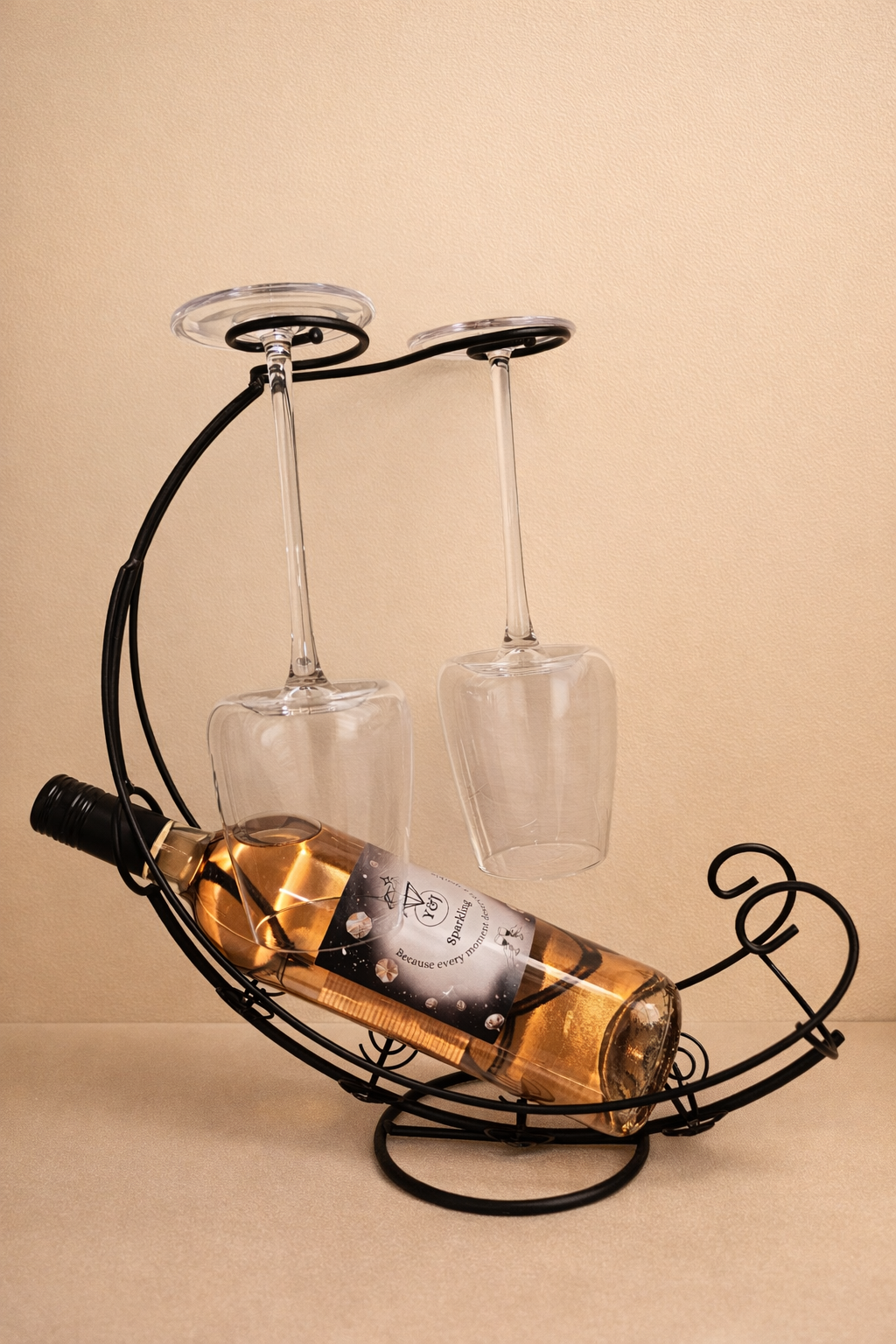 Cadeauset: wijnfles, glazen, kurk en tas op een goudkleurige achtergrond.