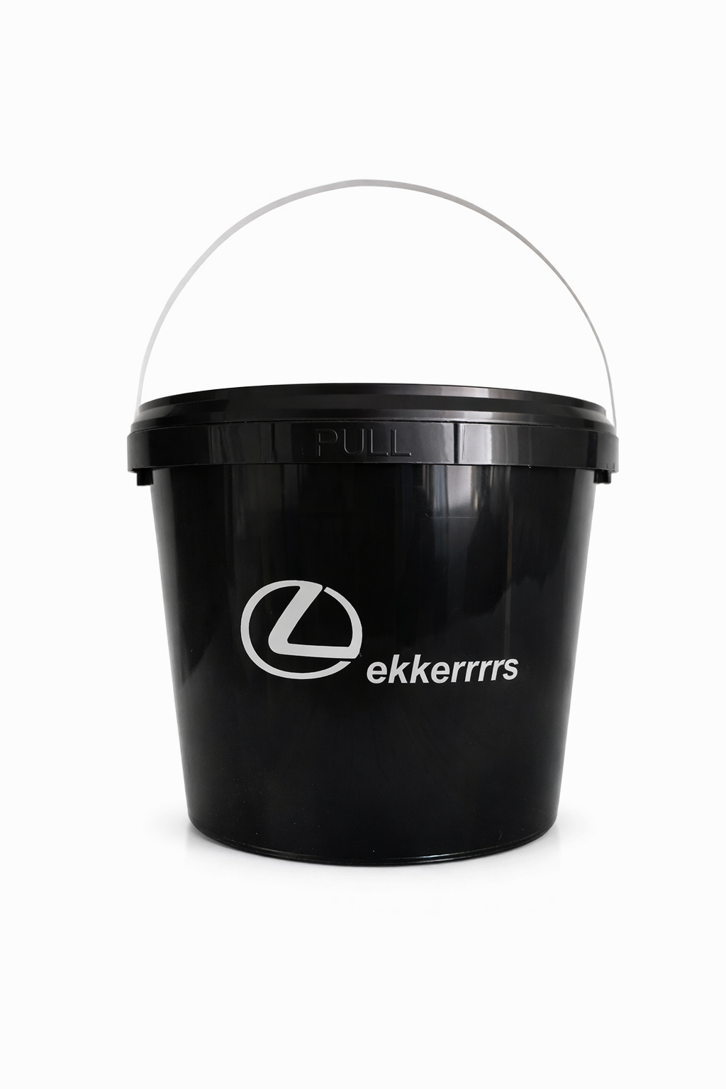 Zwarte kuipstoel met wit Lexus-logo en de tekst