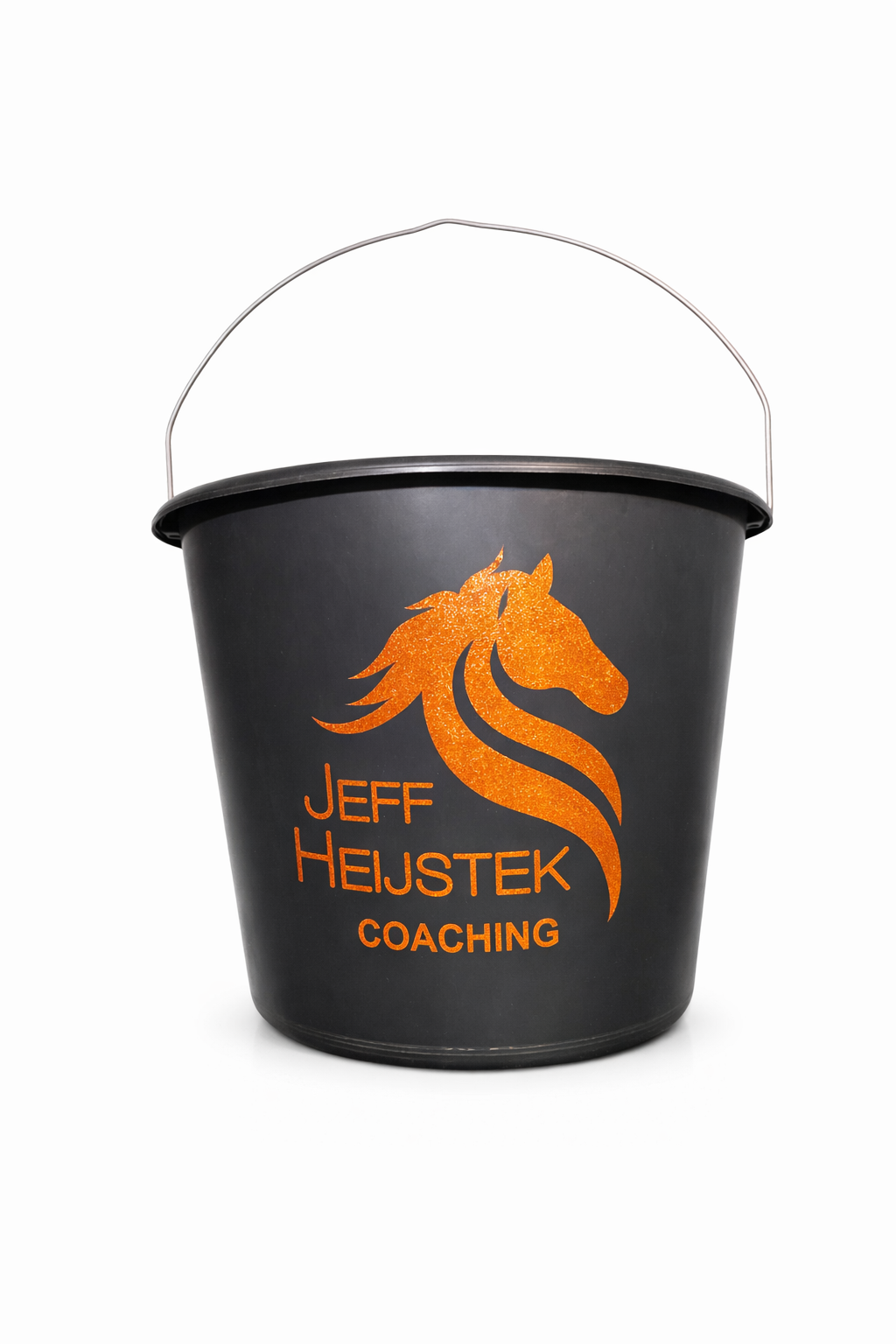 Zwarte emmer met oranje paardenlogo en de tekst