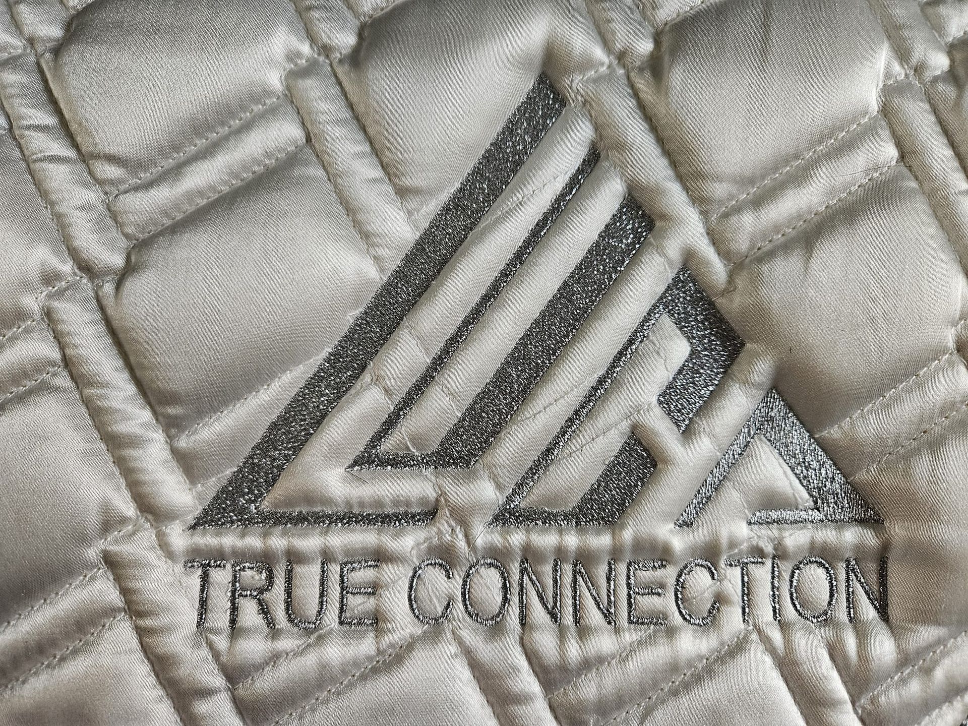 Geborduurd zilverkleurig logo 