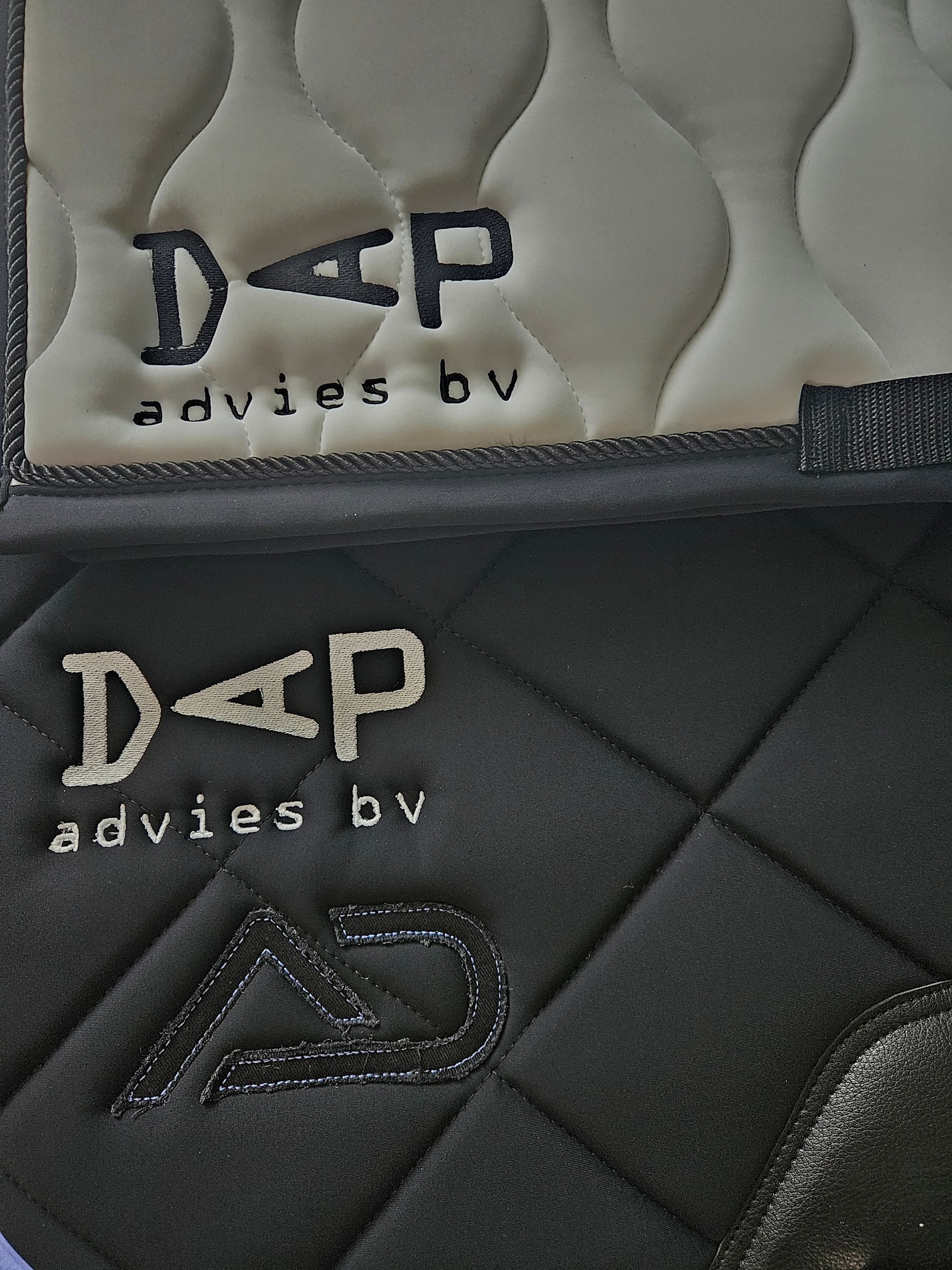 Twee gewatteerde panelen met het logo 