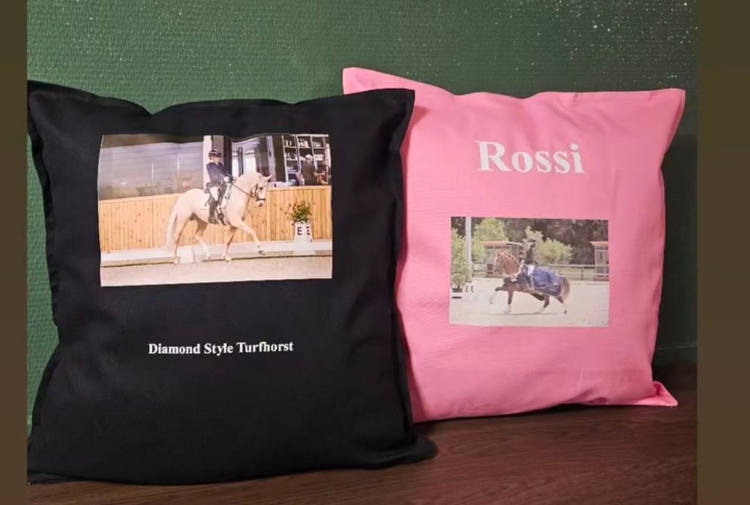 Twee decoratieve sierkussens, een zwarte en een roze, elk gepersonaliseerd met een foto van een paard en ruiter.