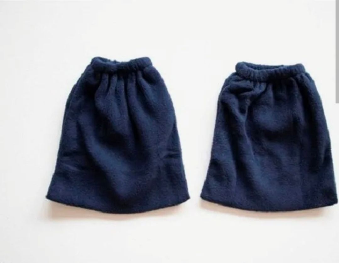 Een paar beenwarmers of laarsmanchetten van luipaardprintstof met elastische boorden, afgebeeld op een witte achtergrond.