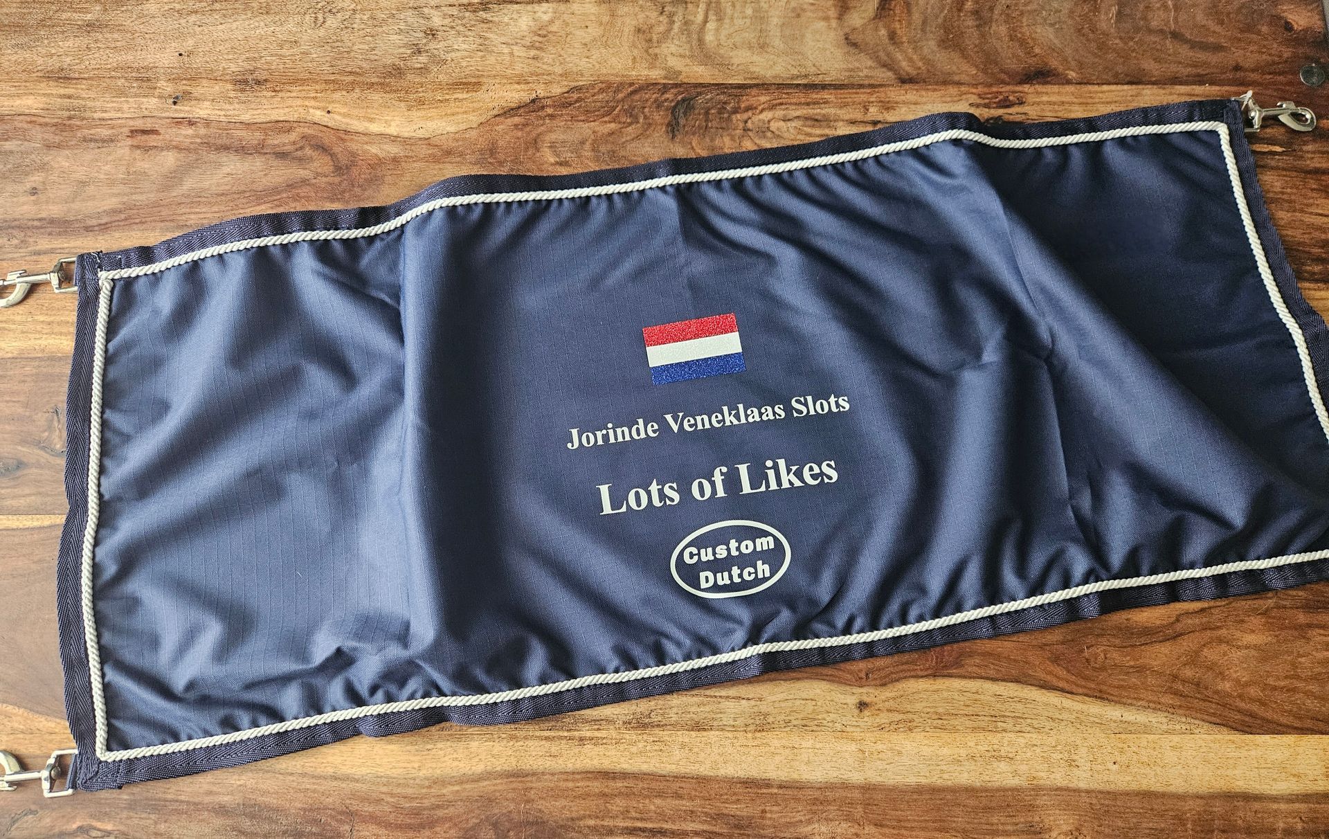 Stal gordijn, staldoek, concours wedstrijd, bedrukt, gepersonaliseerd, Custom Dutch, glitter, paard, stal,