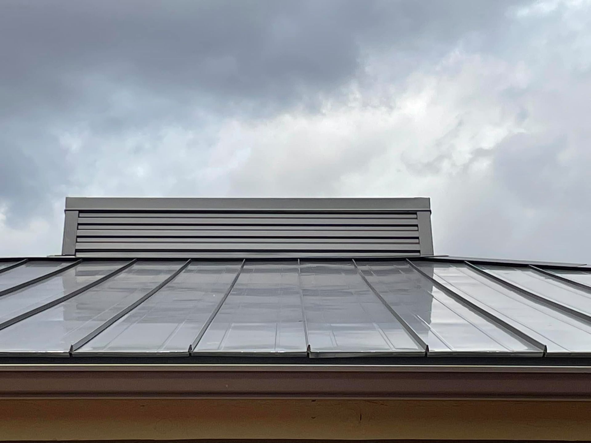 A metal roof on a home in Sedona Arizona. This image helps illustrate that there are several different types of matal roofing materials available and why xmetal roof maintenance is important