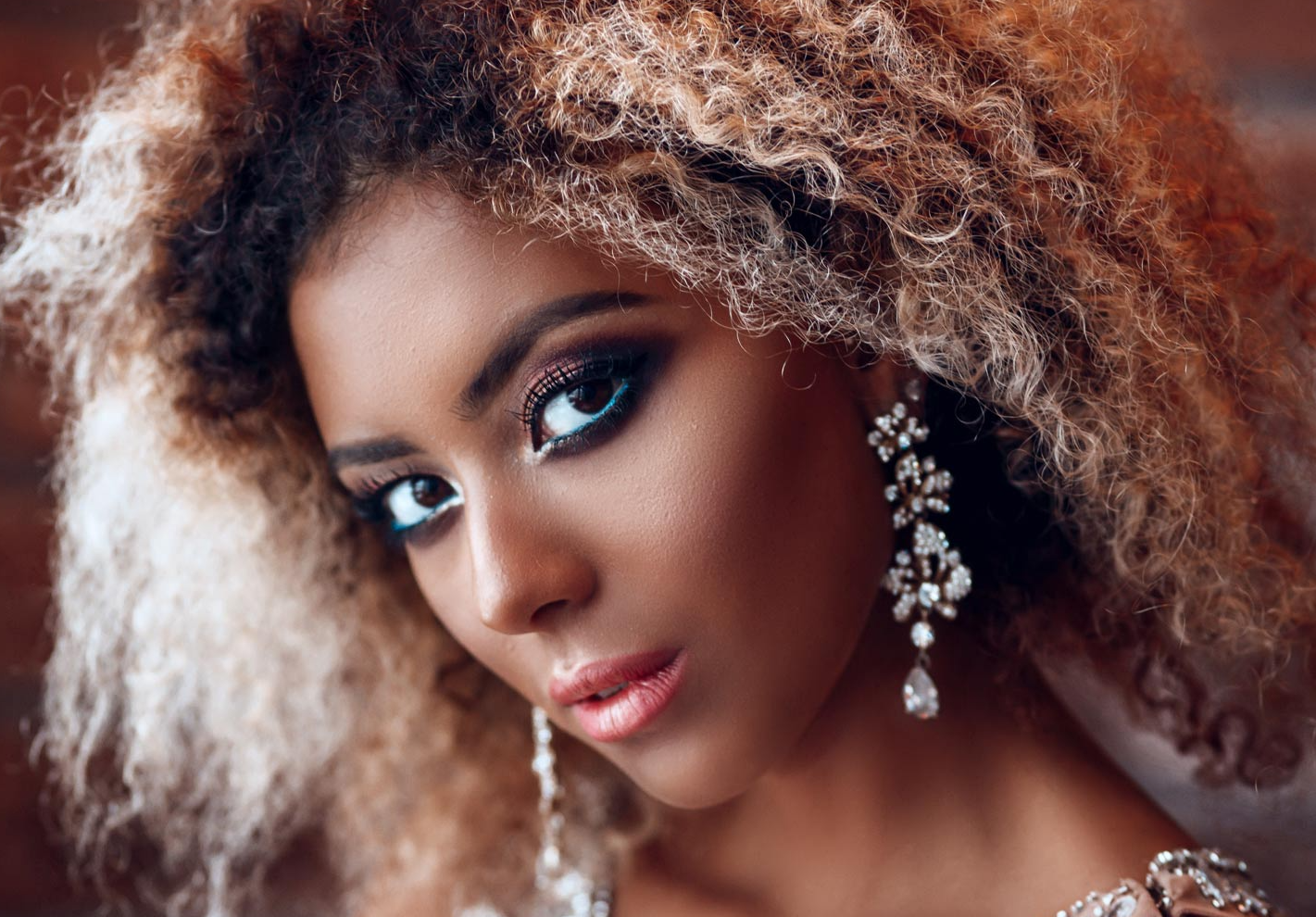 Fashion-portrait-of-young-beautiful-afro-american-woman-with-jewelry-and-evening-make-up