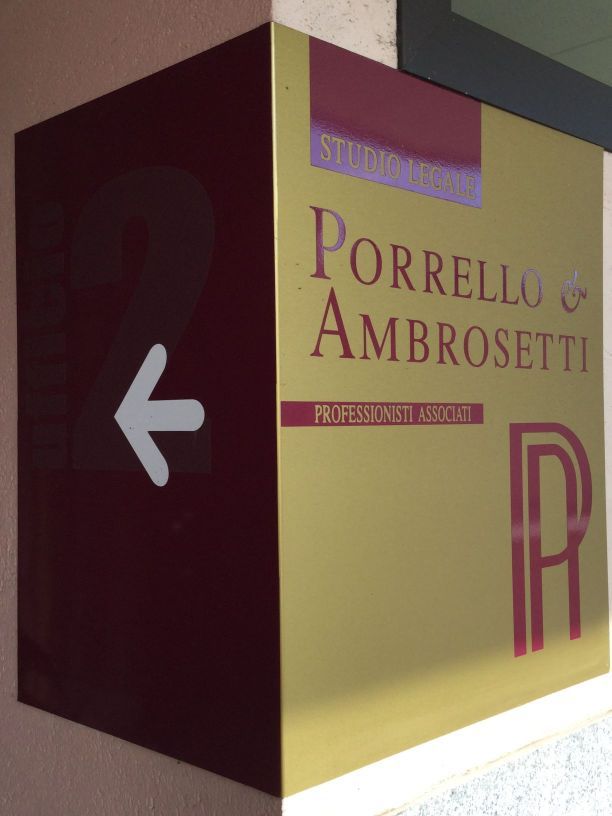 Cartello direzionale: bordeaux e oro. 