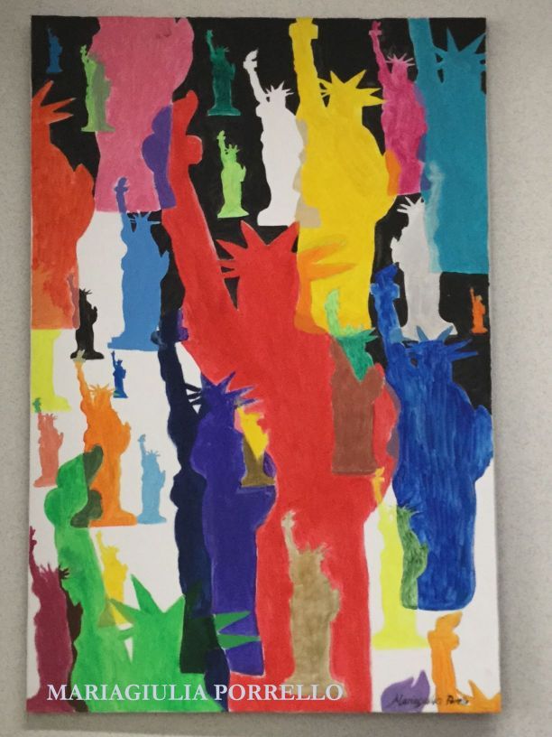 Dipinto colorato raffigurante numerose figure della Statua della Libertà su sfondo nero.