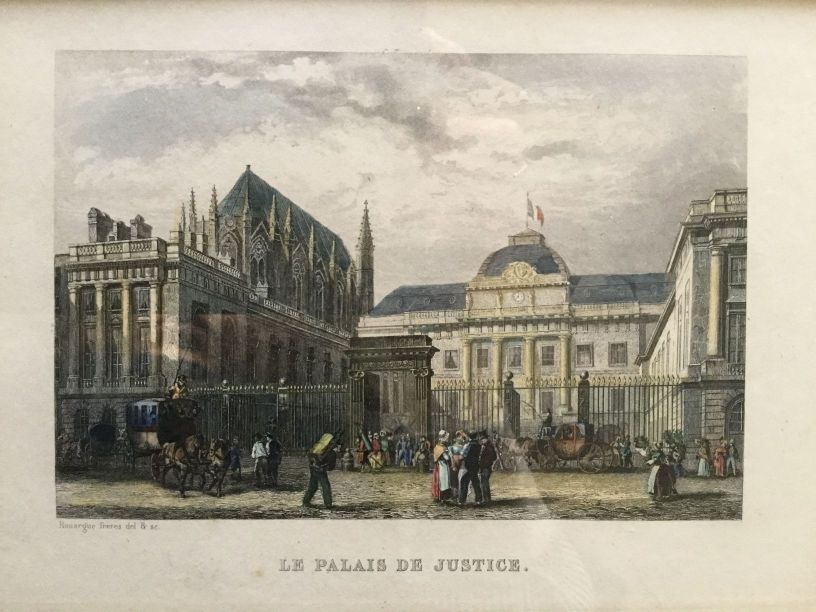 Una litografia a colori del Palazzo di Giustizia di Bruxelles. La gente si raduna fuori dai grandi edifici sotto un cielo nuvoloso.