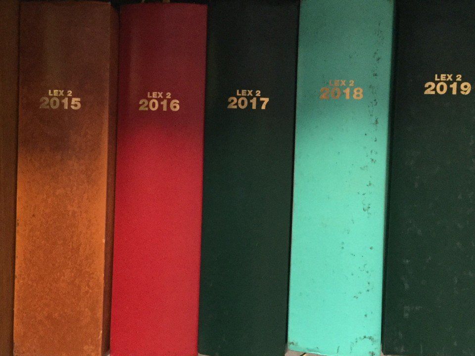 Libri su uno scaffale, etichettati 