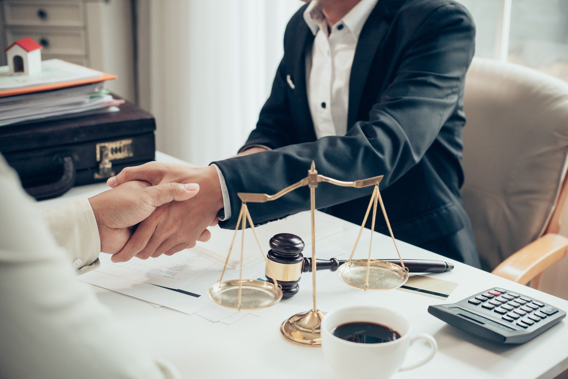 Un legale che stringe la mano al suo assistito