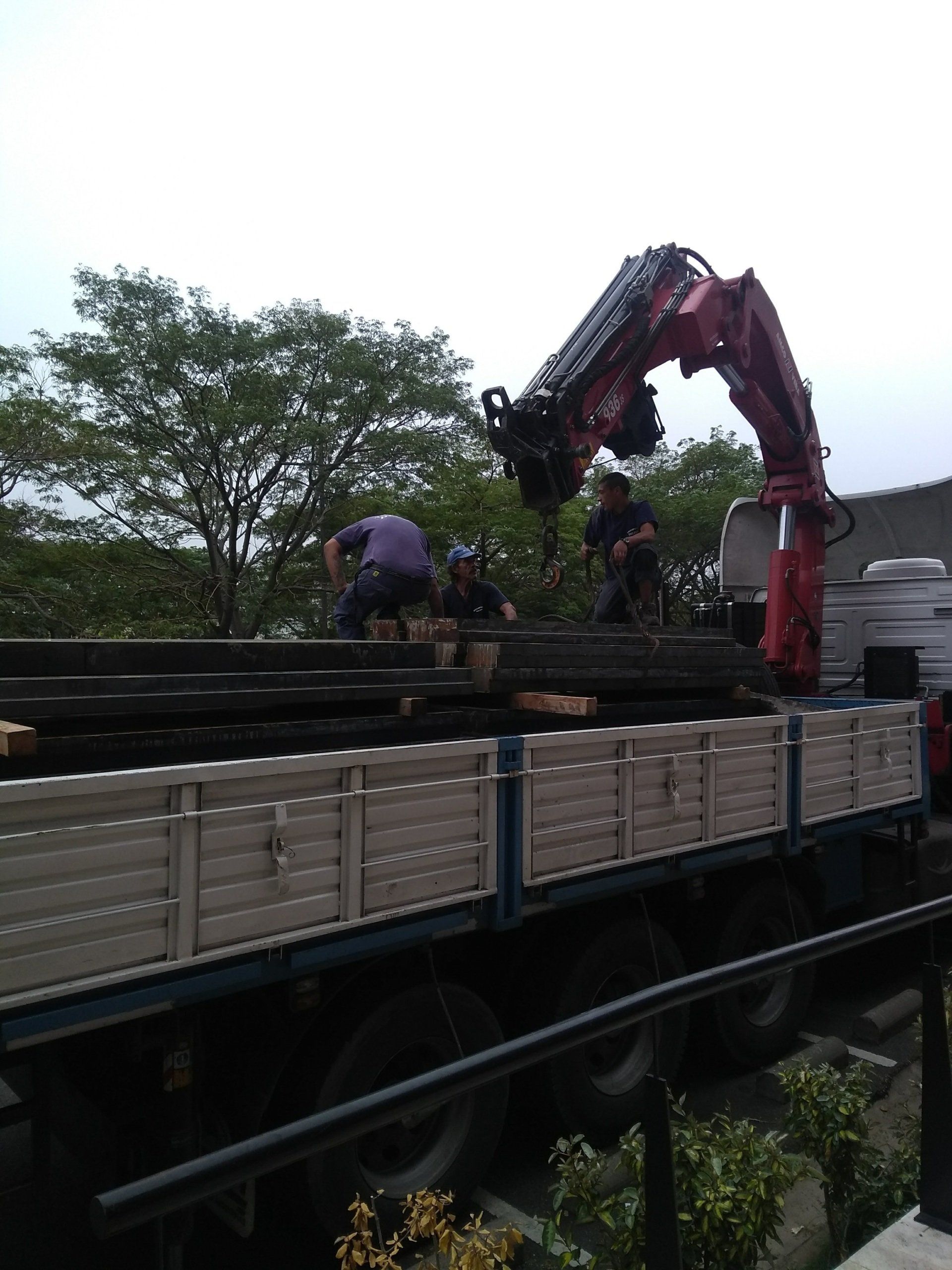 Un camión con una grúa encima