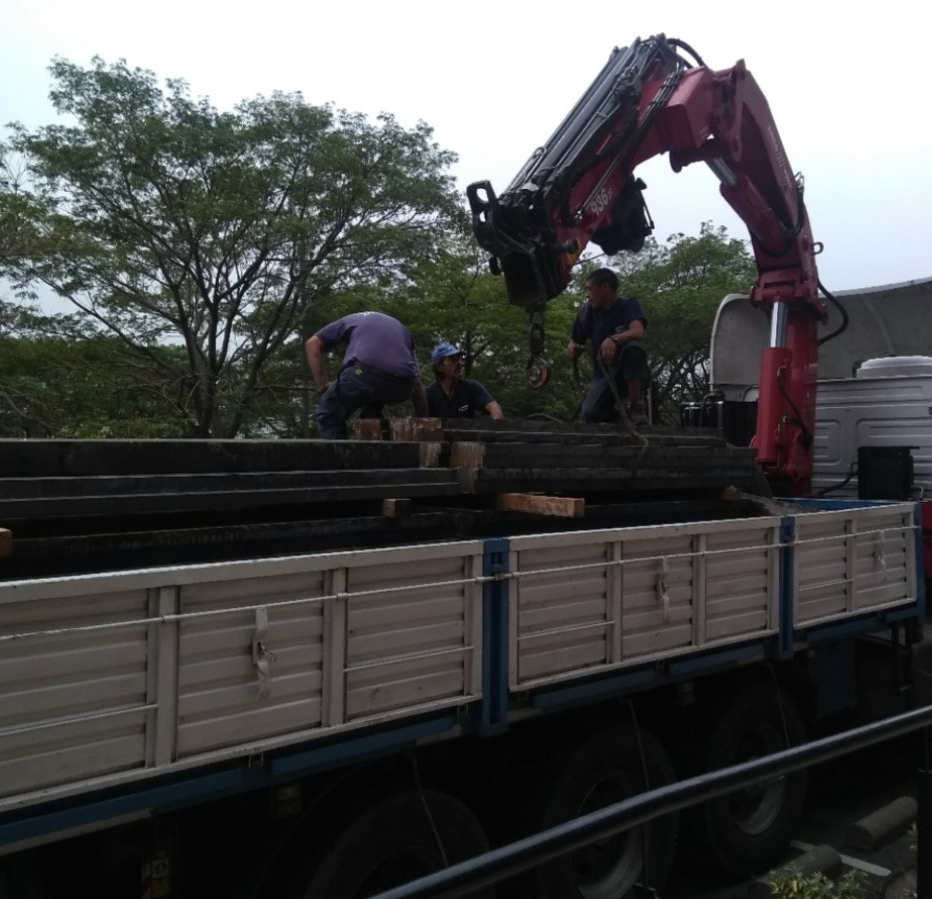 Un camión con una grúa roja en la parte trasera.