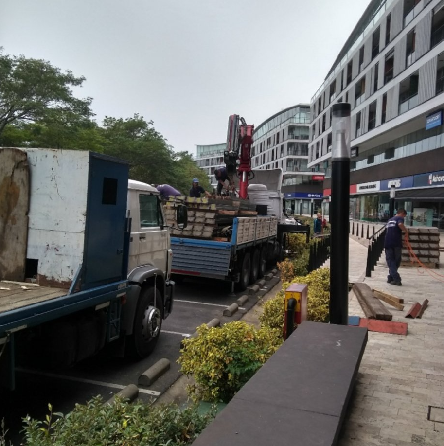 Un camión con una grúa en la parte trasera está estacionado al costado de la carretera.