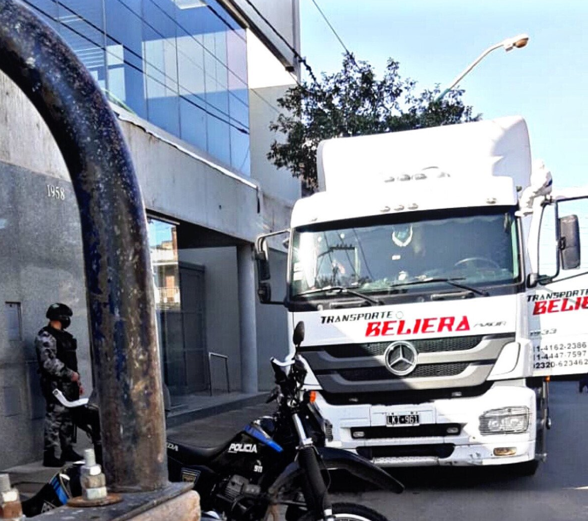 Un camión con la palabra reliera en él