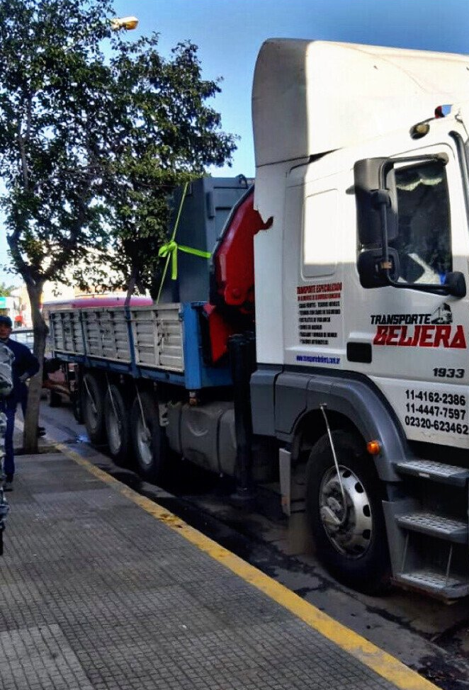 Un camión beljera está estacionado al costado de la carretera