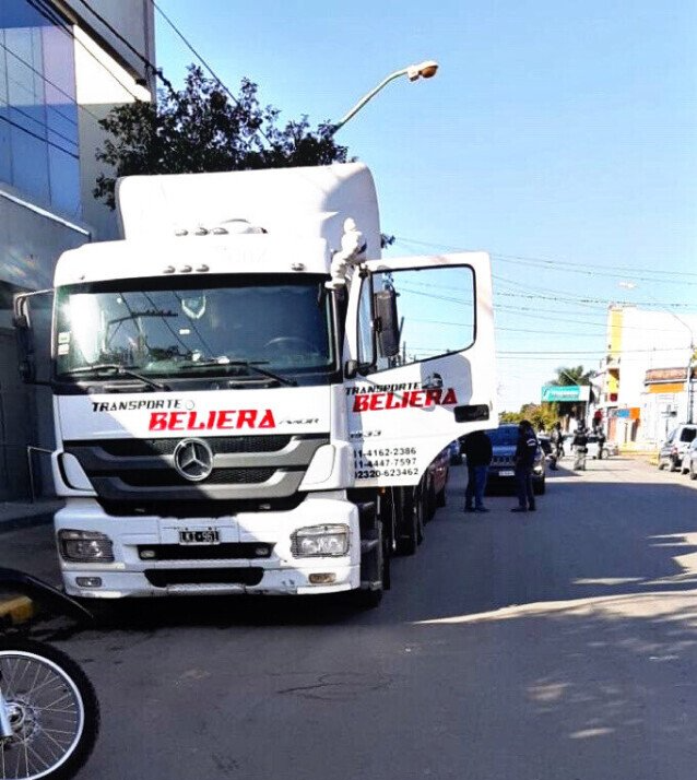 Un camión beljera está estacionado al costado de la carretera