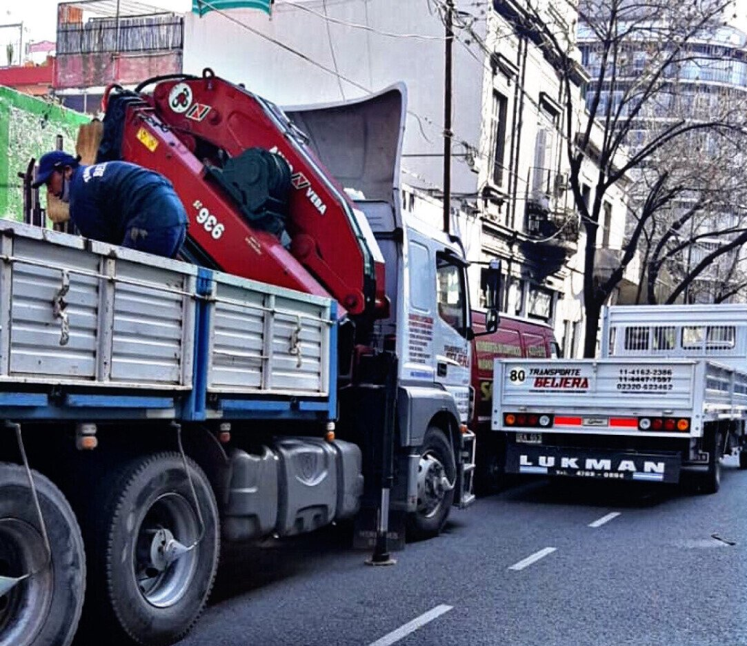 Un camión con la palabra Luxman en la parte trasera.