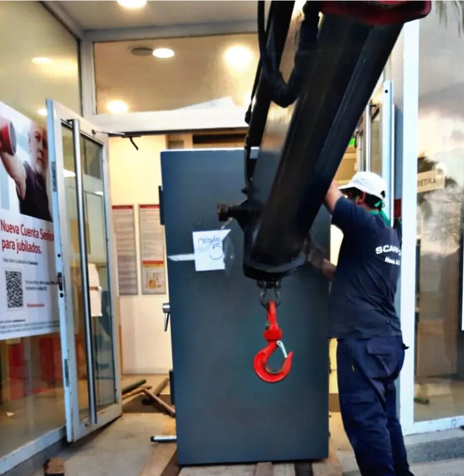 Un hombre con una camisa azul con la palabra
