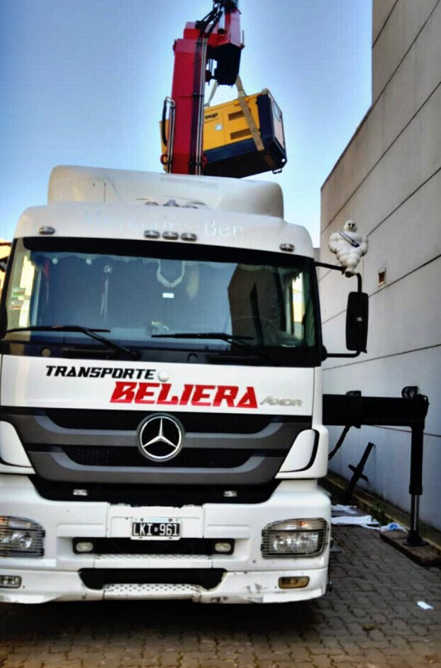 Una camioneta Mercedes con Beliera escrito en el frente
