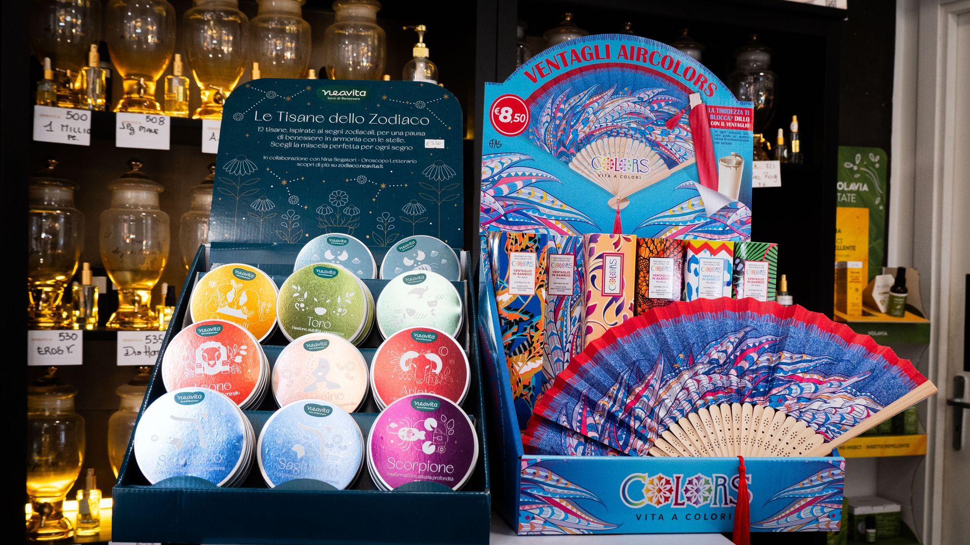 Esposizione di bombe da bagno colorate e ventagli in un negozio. Tema blu scuro e bianco.