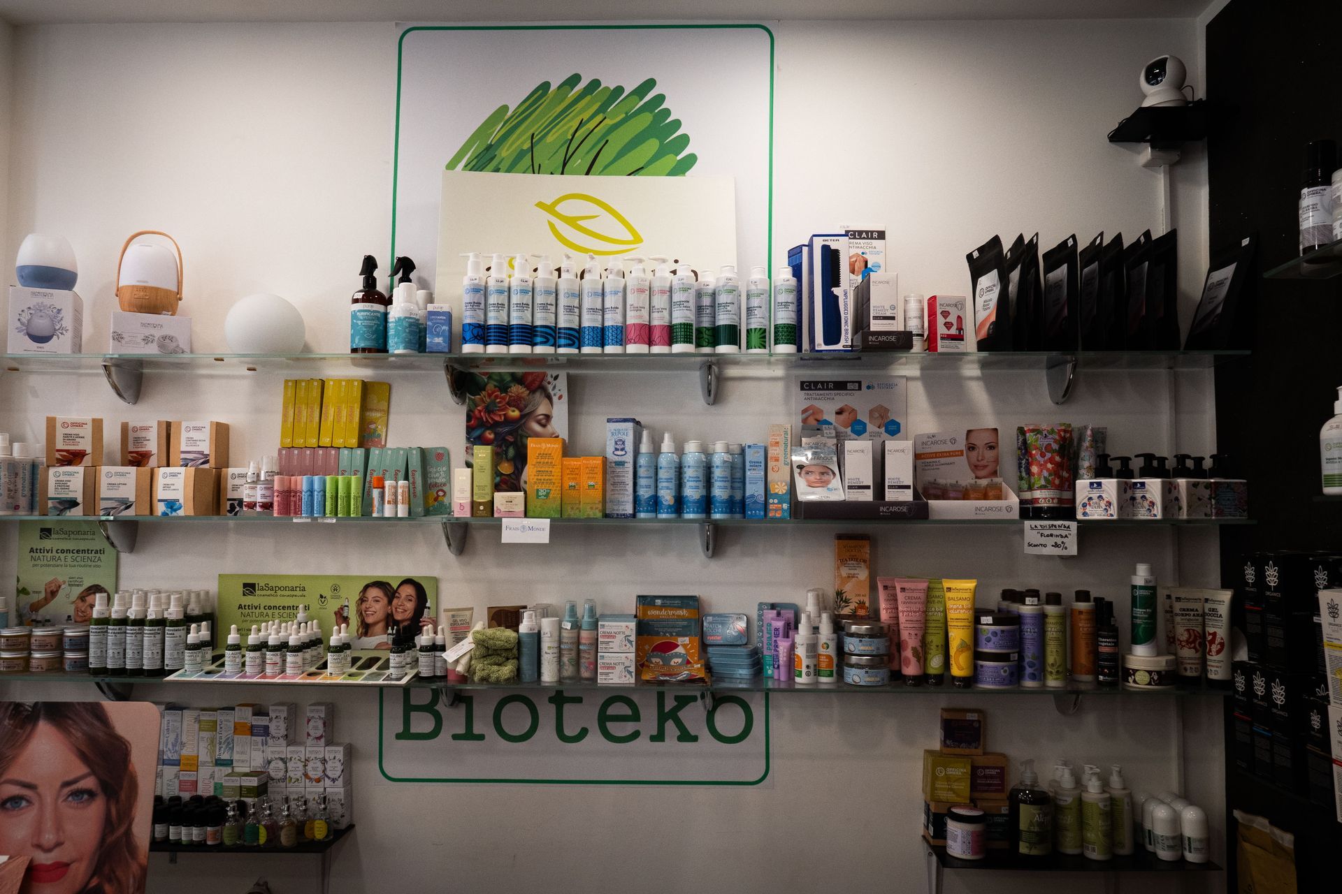Scaffali pieni di prodotti per la salute e la bellezza all'interno di un negozio chiamato