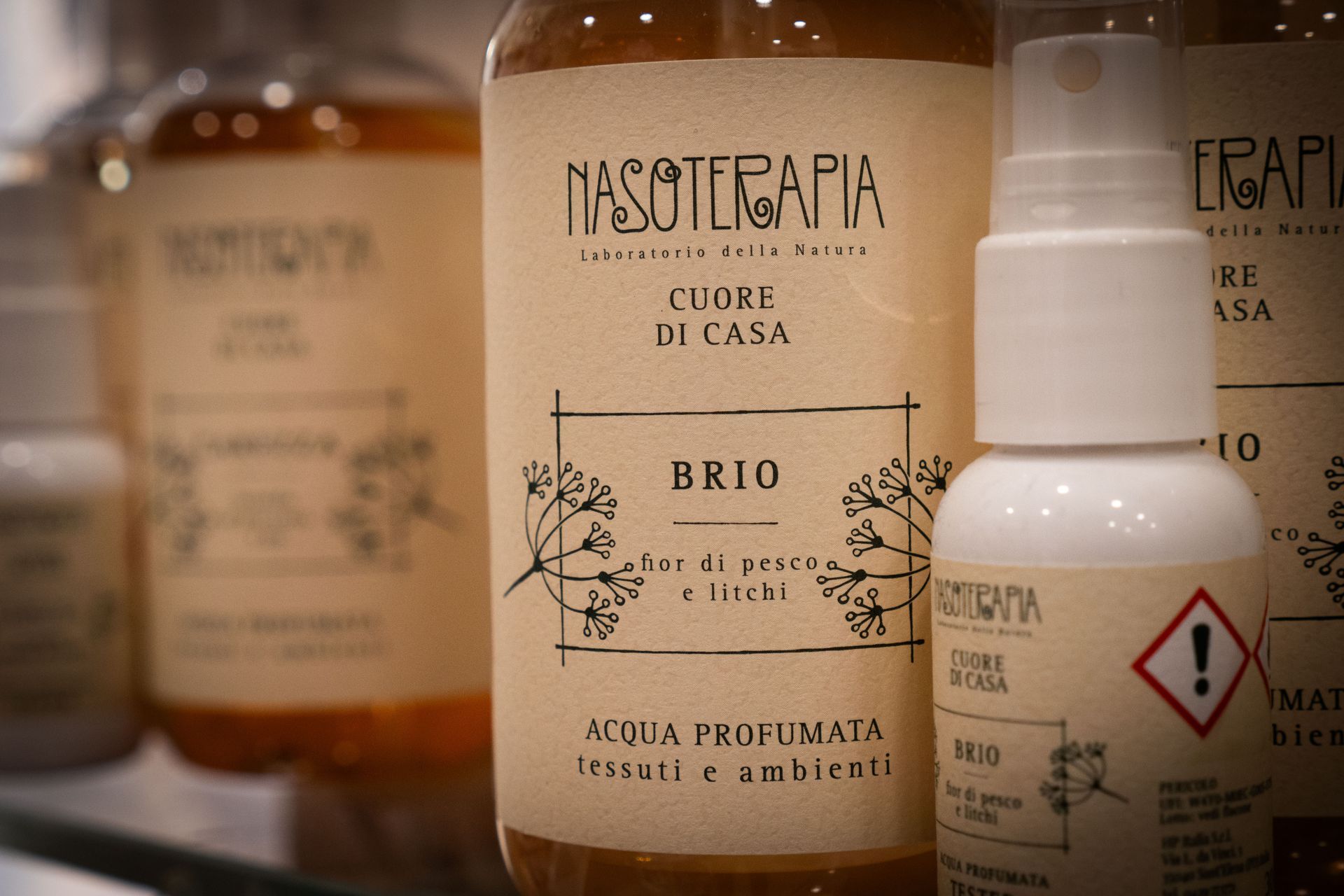 Bottiglie di acqua profumata Nasoterapia con etichette che riportano la scritta