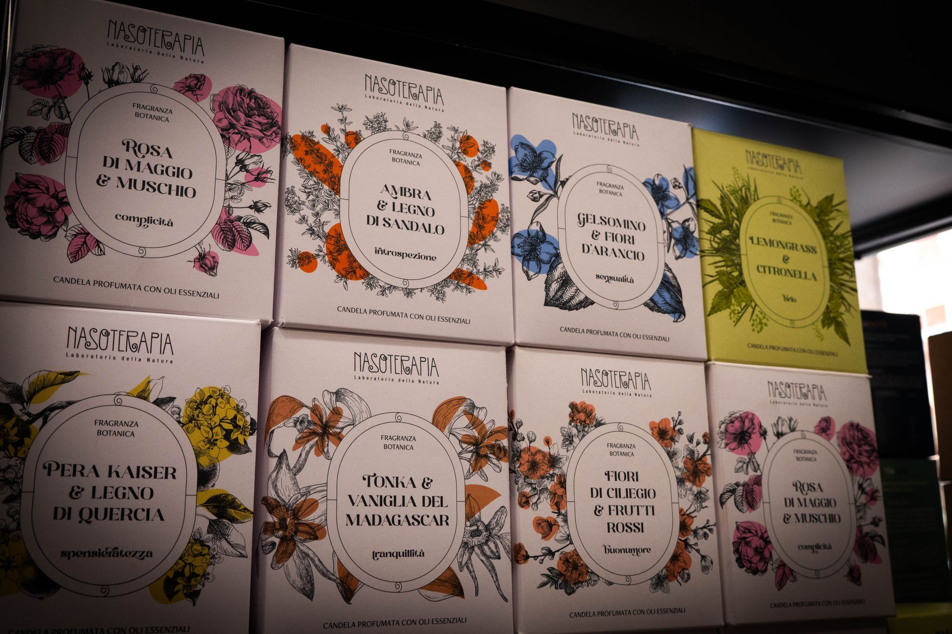 Libri su uno scaffale con illustrazioni floreali e testo in italiano.