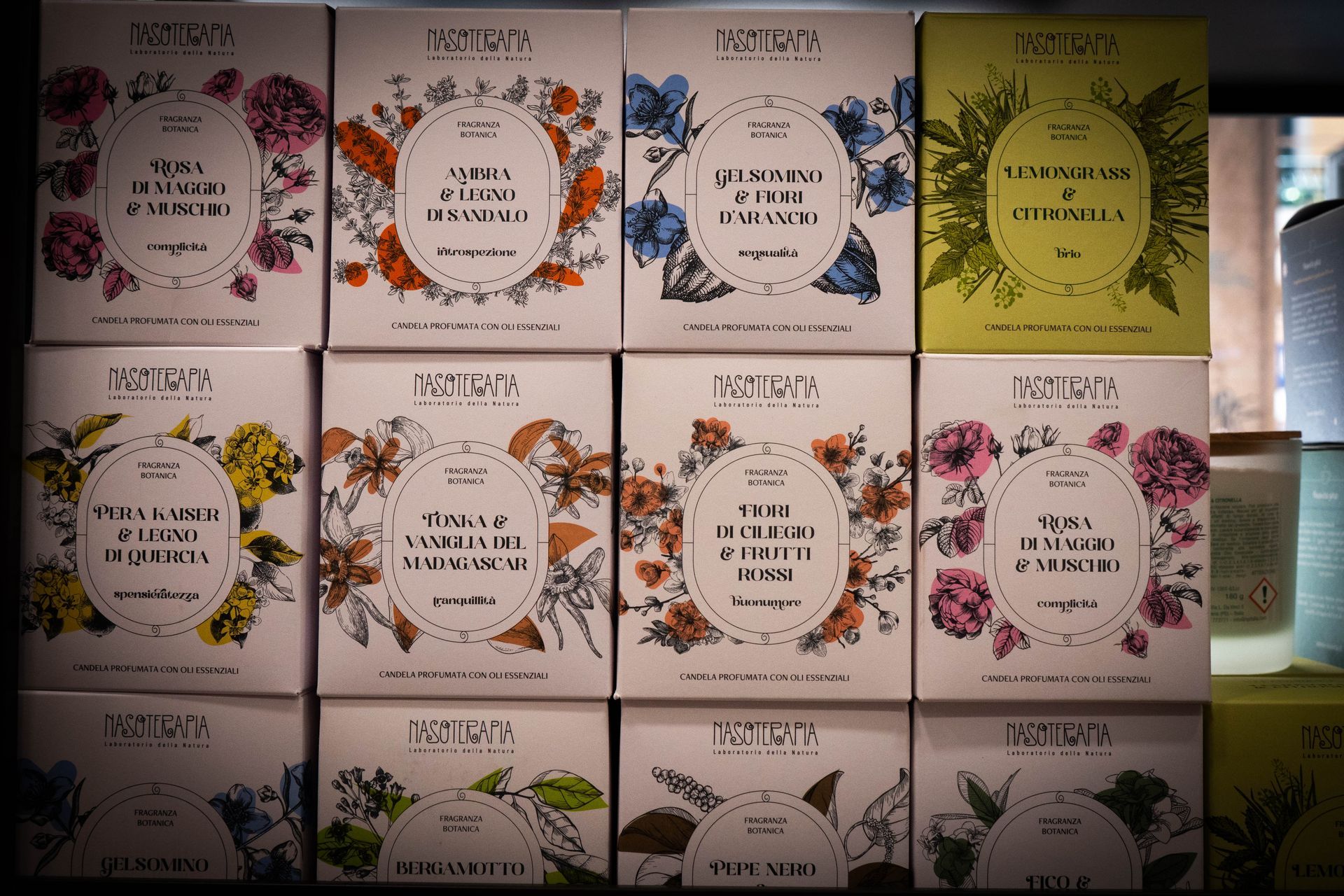 Scatole di sapone con motivi floreali, disposte in file.