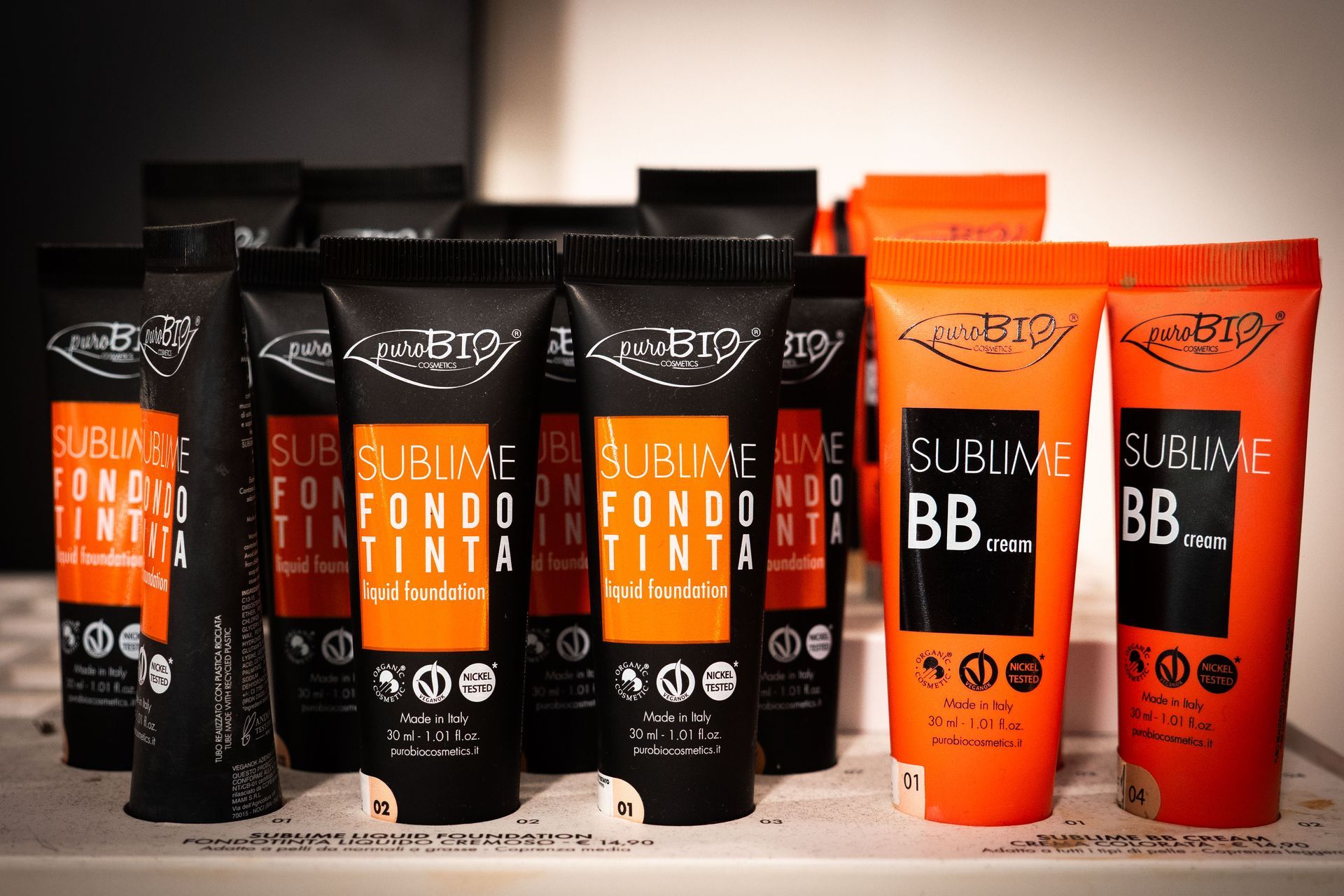 Tubetti di trucco in confezioni nere e arancioni, con le scritte