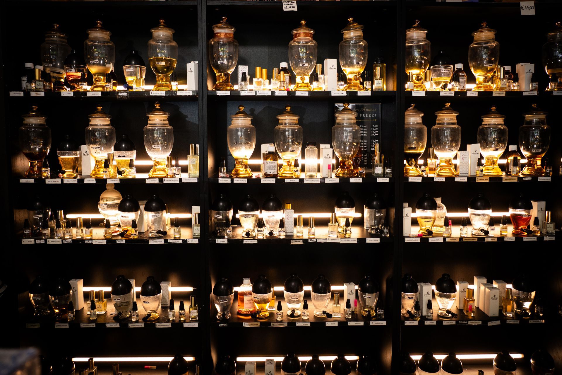 Scaffali pieni di flaconi e fiale da farmacia, illuminati con toni ambrati.